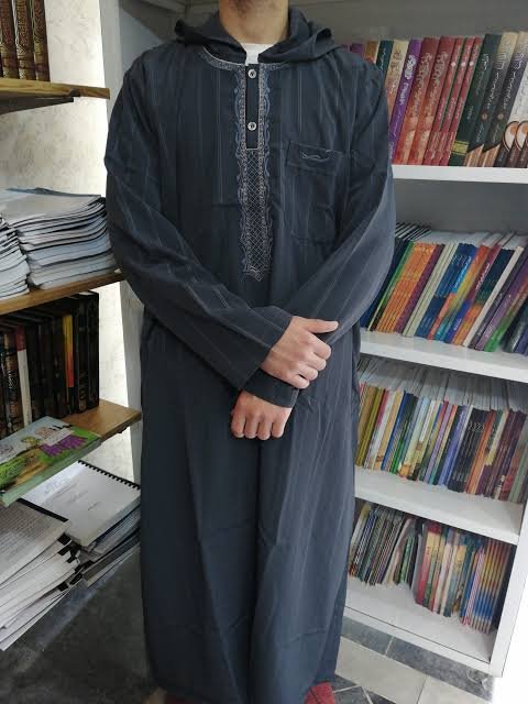 قميص بيديه